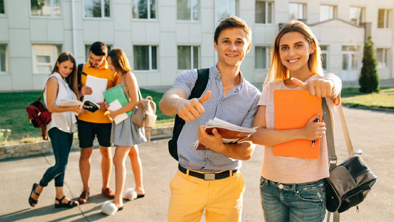 Dos estudiantes nuevos frente a una universidad