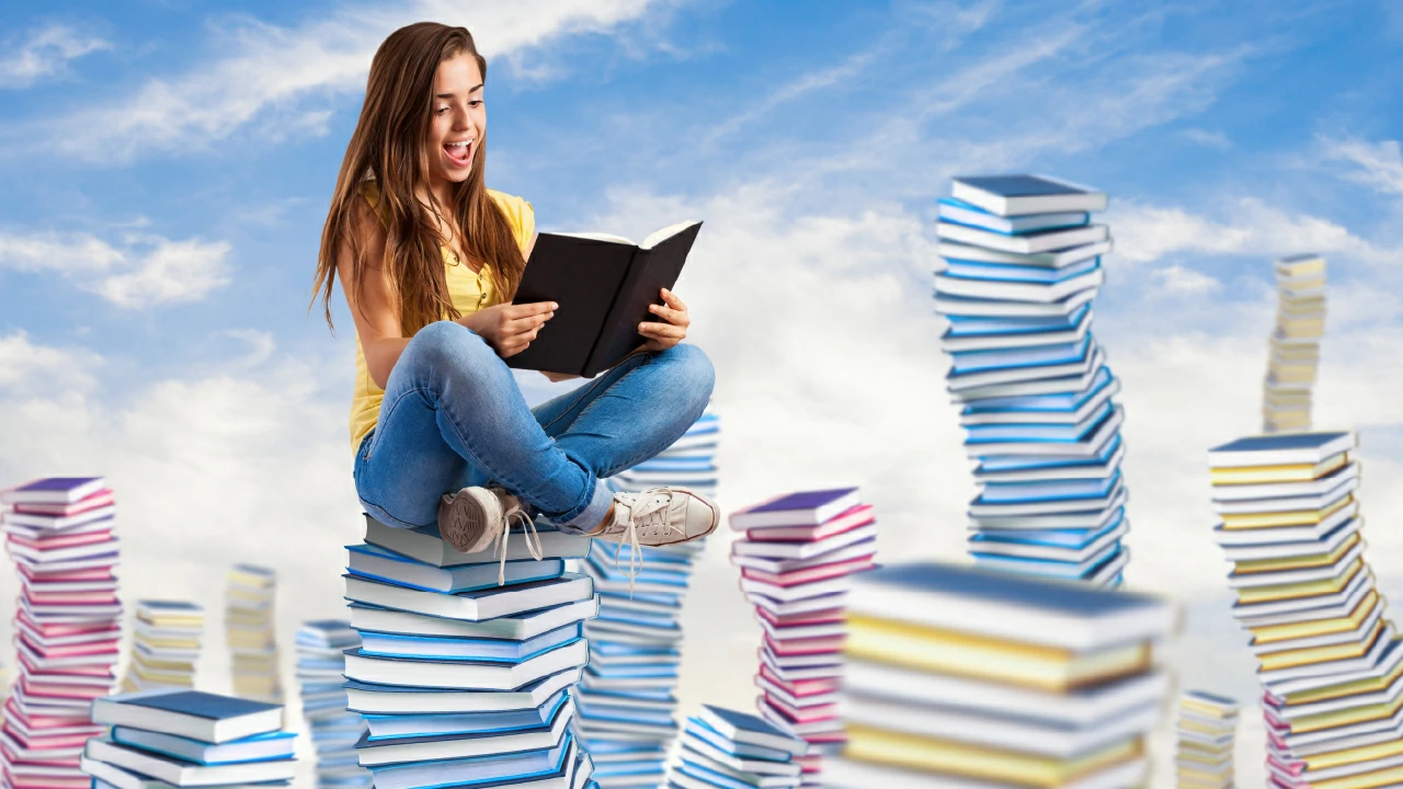 Mujer con laptop sentada sobre muchos libros