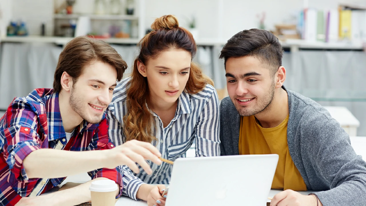 Personas viendo la pantalla de un computador